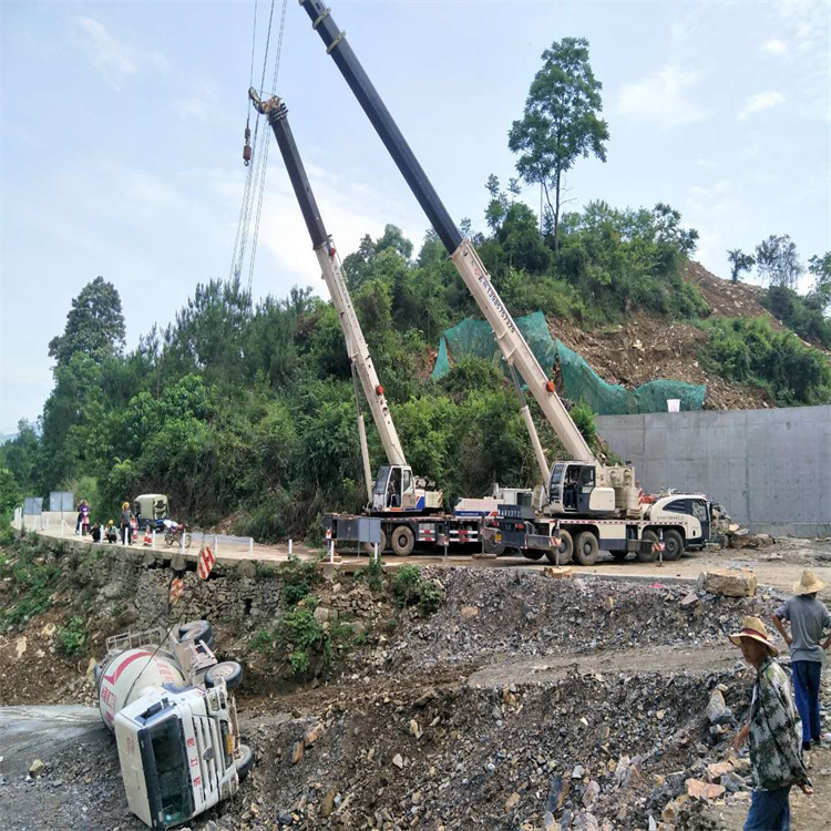 南陵县汽车掉沟里叫吊车救援要多少钱